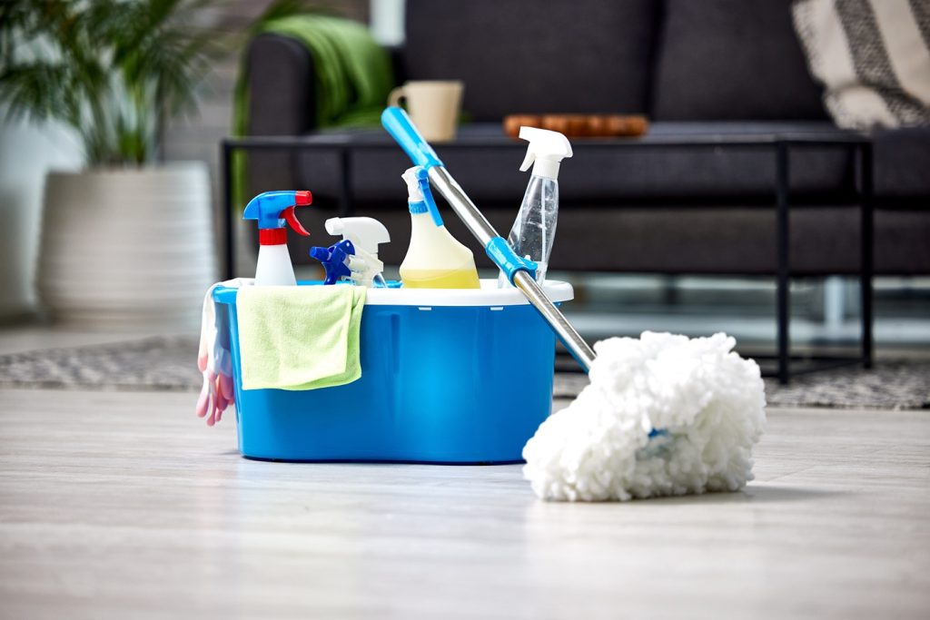 Aplinkai draugiškos valymo paslaugos: sprendimas atsakingam verslui making my floors sparkle shot of a bucket of clean BJXA5WT
